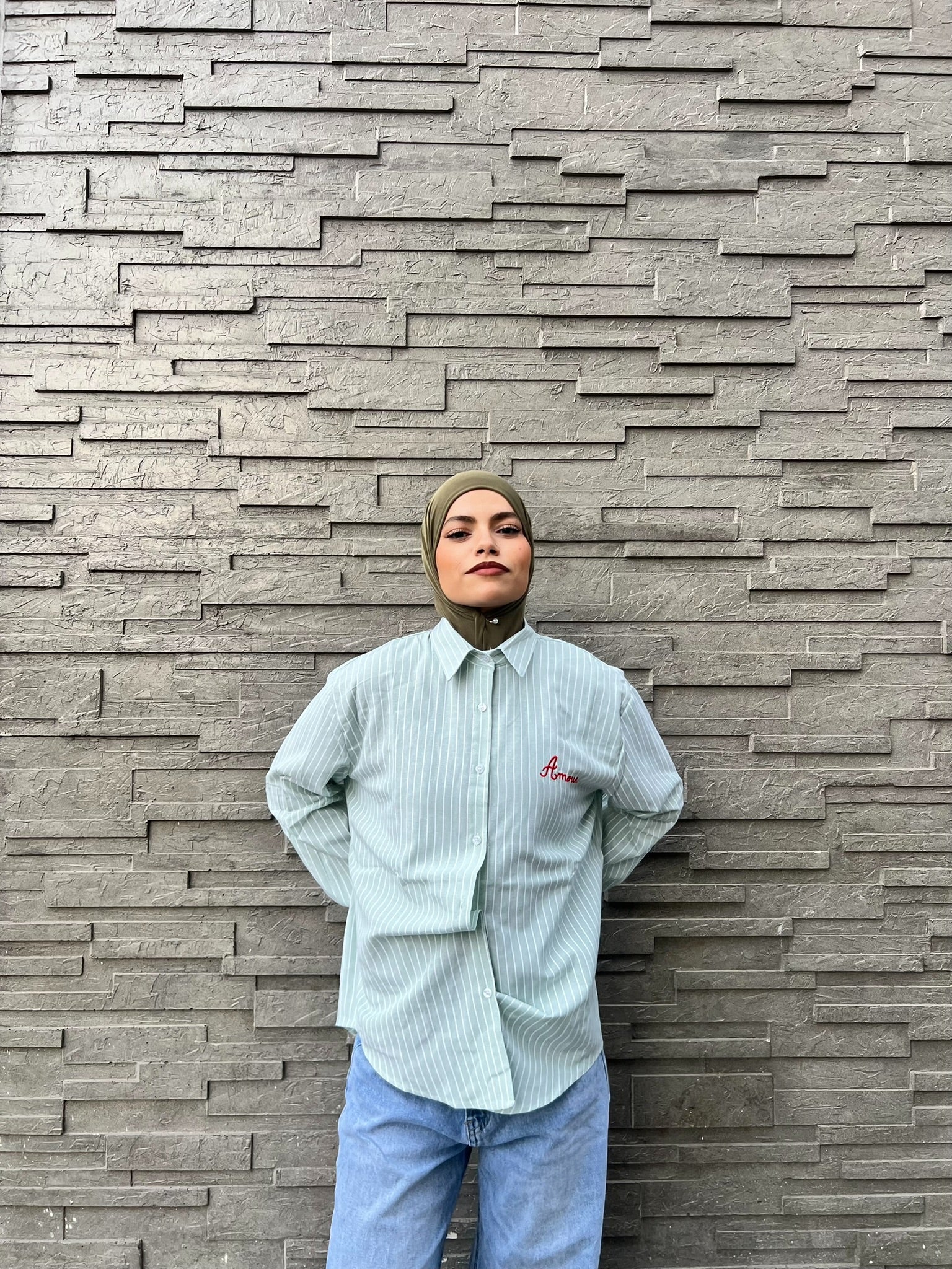 Chemise Verte Rayée à Manches Longues – Détails Brodés