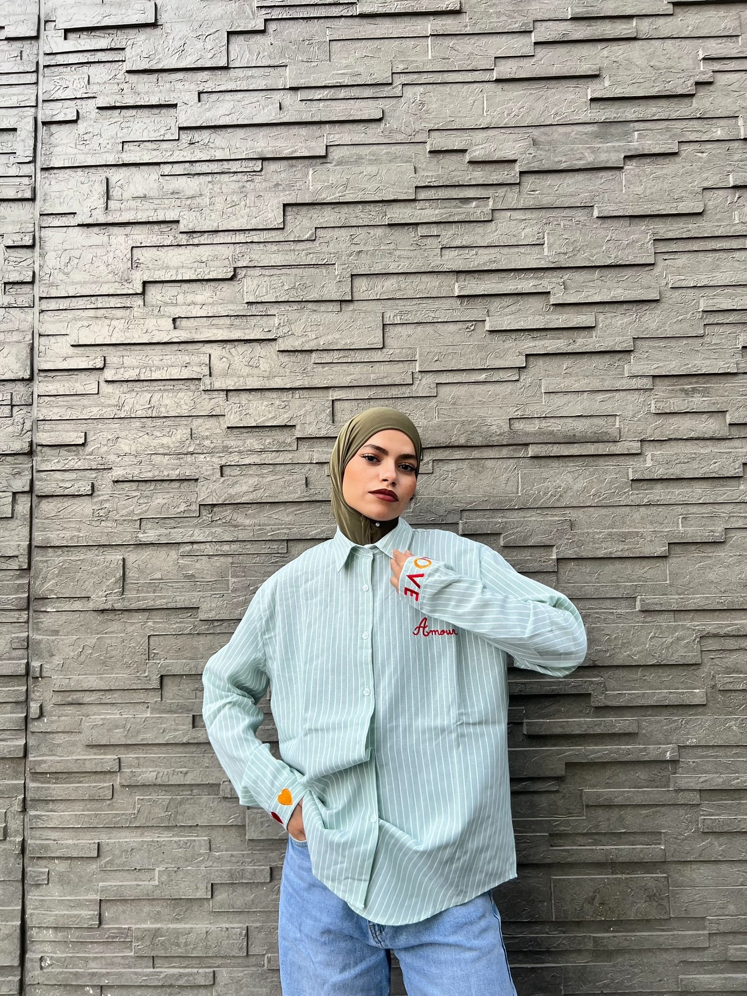 Chemise Verte Rayée à Manches Longues – Détails Brodés