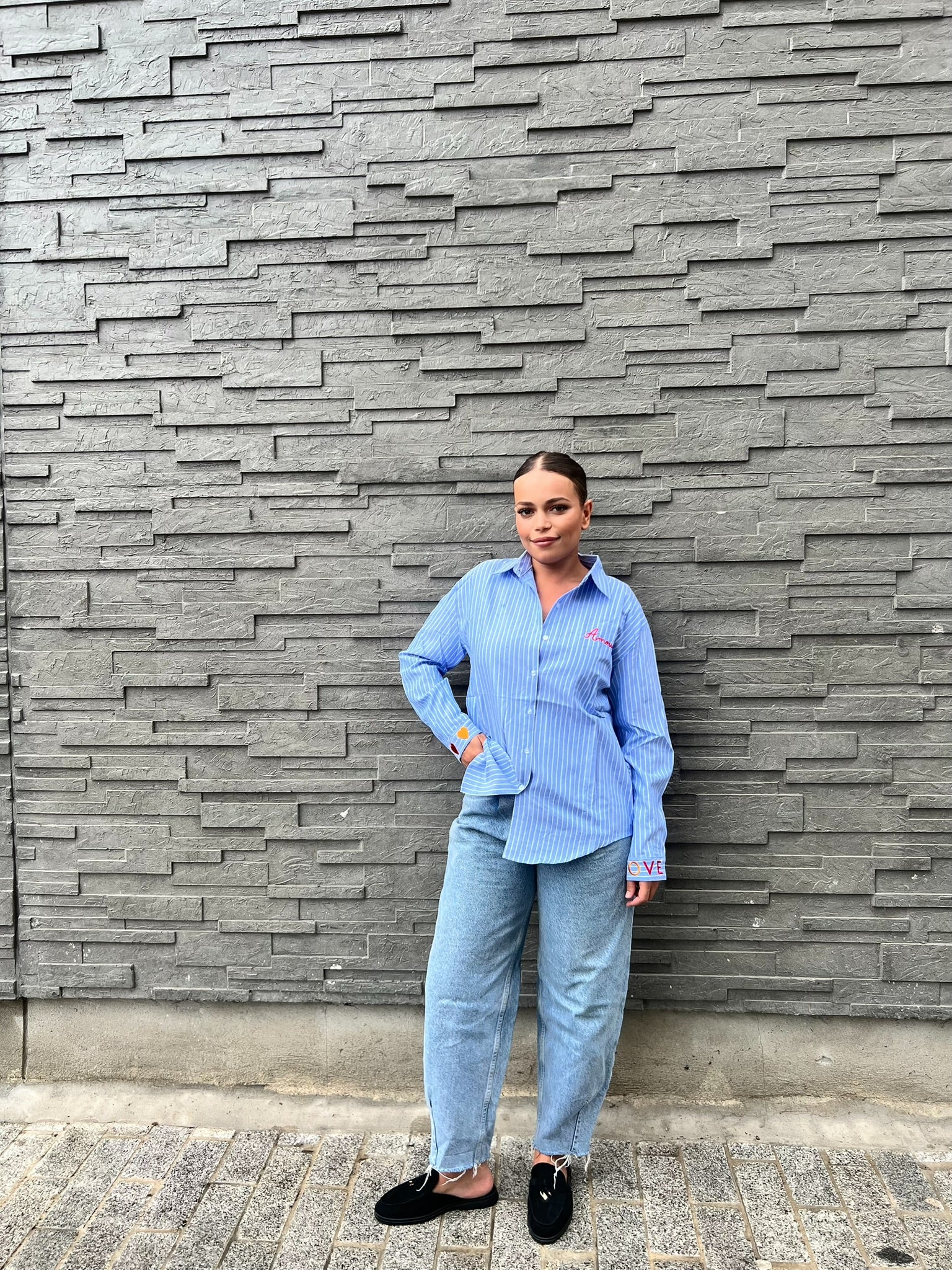 Chemise bleu Rayée à Manches Longues – Détails Brodés