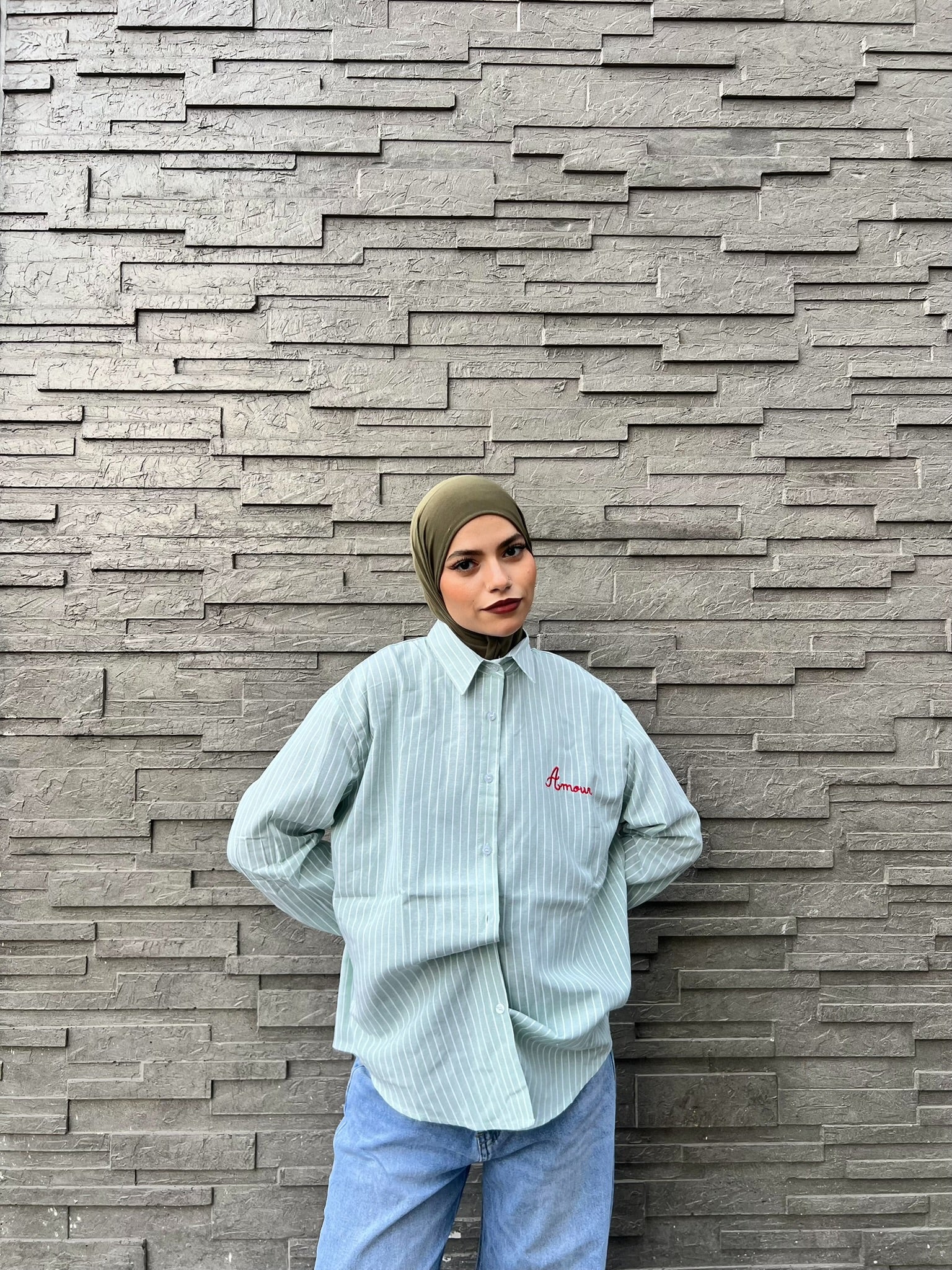 Chemise Verte Rayée à Manches Longues – Détails Brodés