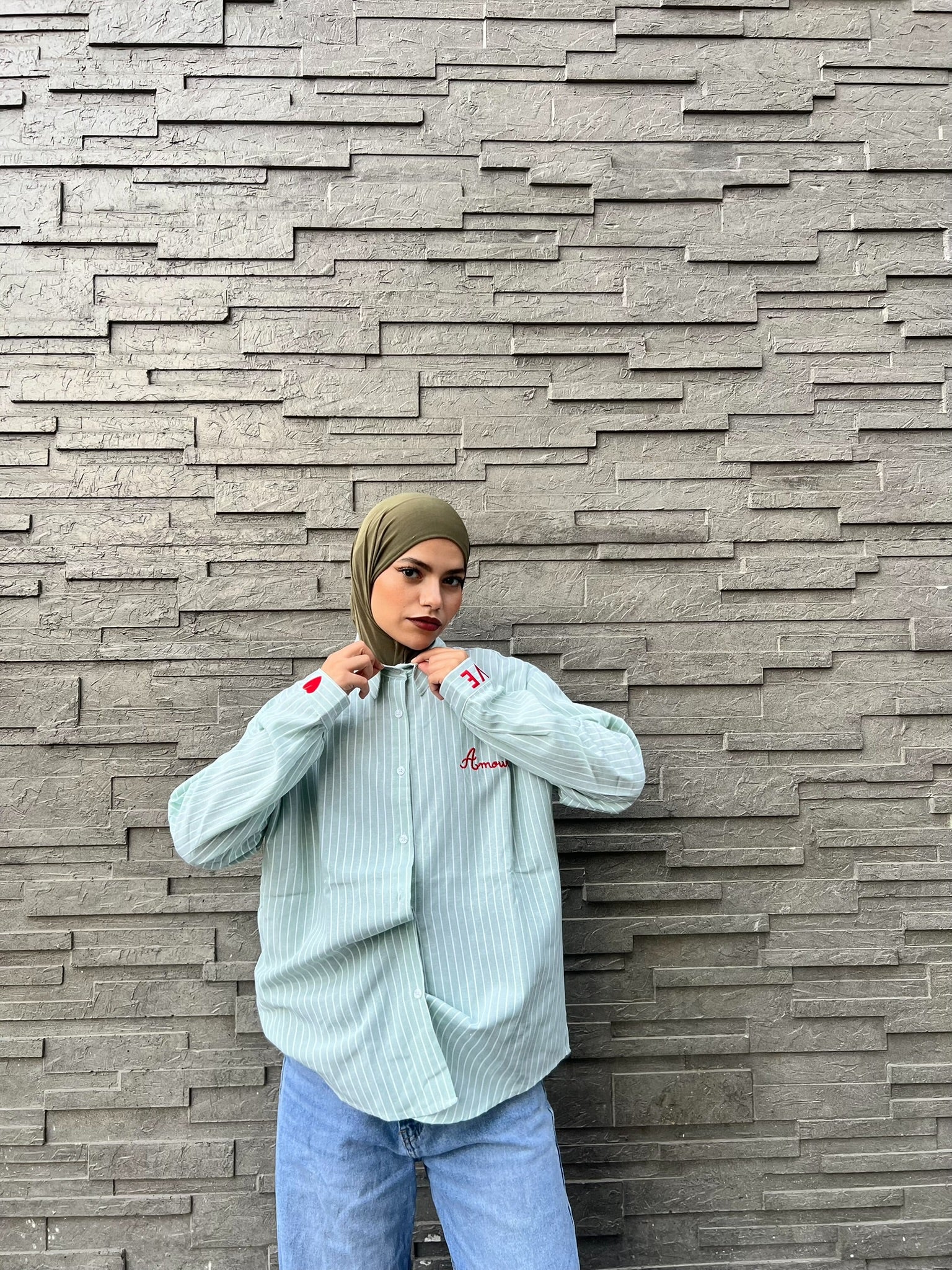 Chemise Verte Rayée à Manches Longues – Détails Brodés