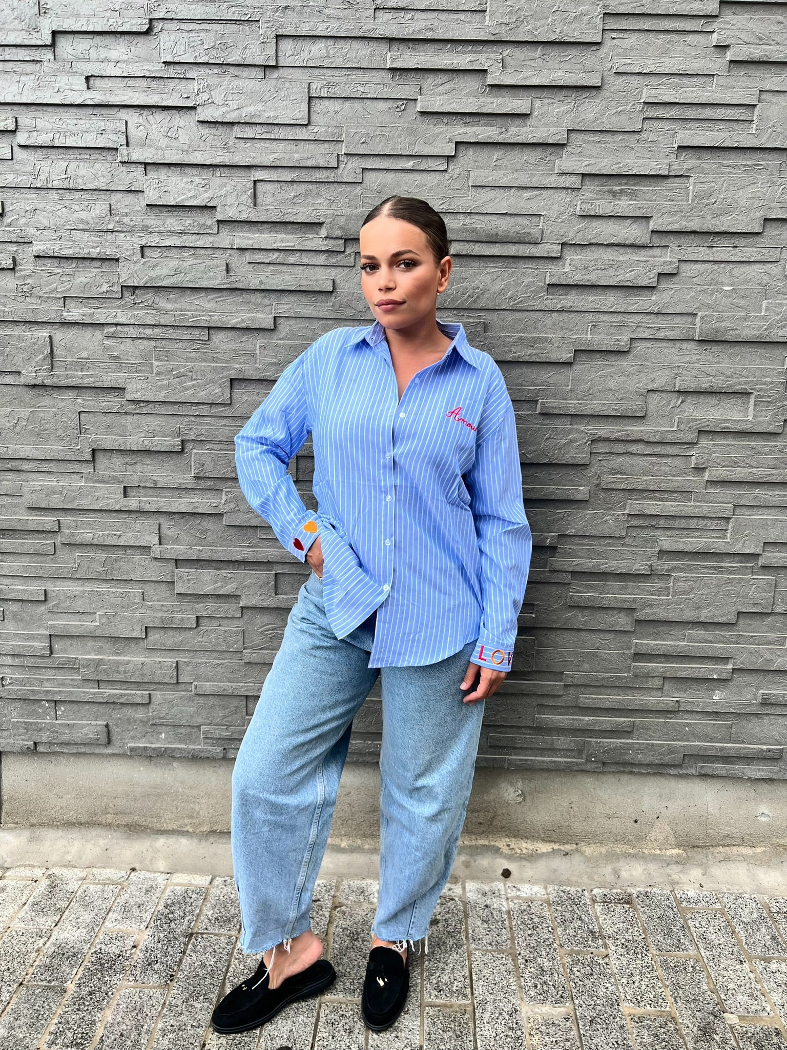 Chemise bleu Rayée à Manches Longues – Détails Brodés